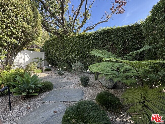 Building Photo - 805 N W Knoll Dr