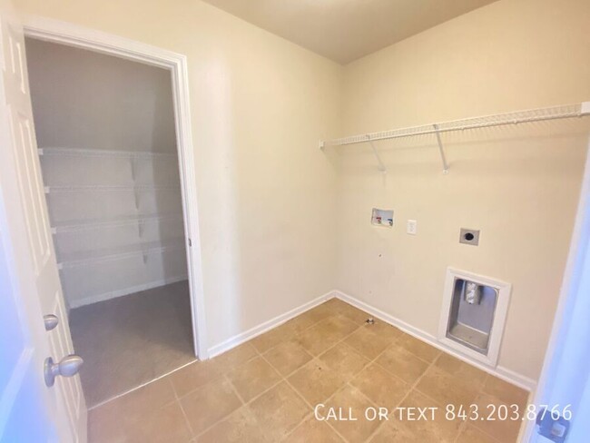 Building Photo - Available Now! Explore this Spacious 3-bed...