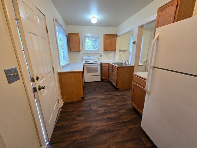Building Photo - South Hill Home!! Available Now!