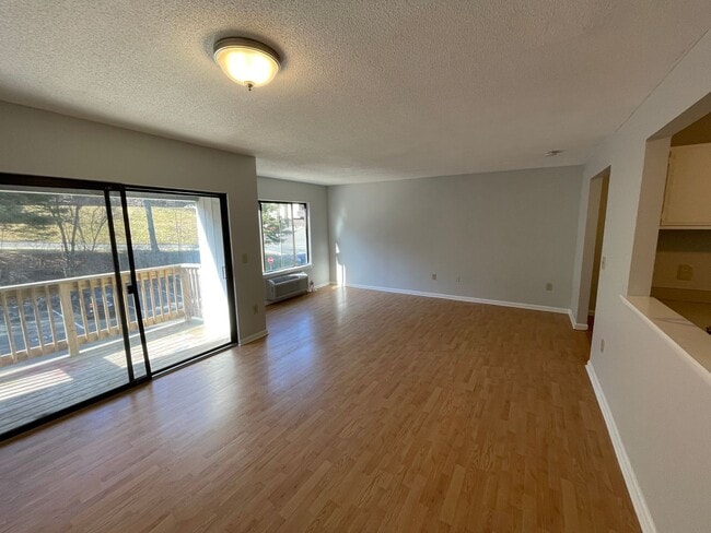 Building Photo - Hamden 2 Bed Condo w/ Dishwasher and Off-S...