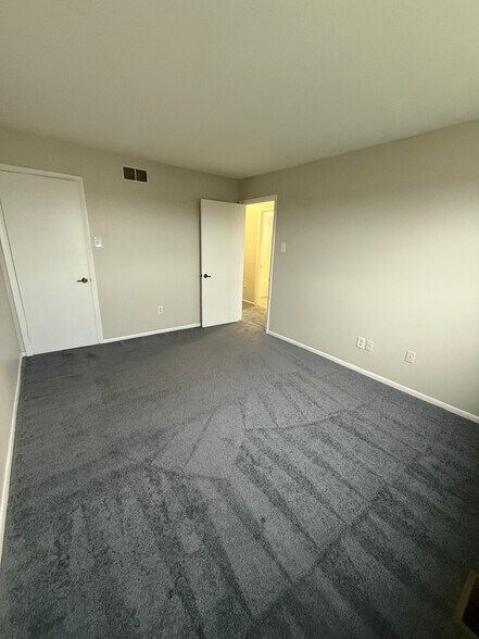 Building Photo - 3362 Fairdale Rd