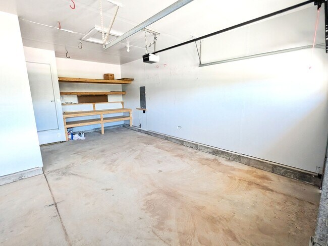 Building Photo - Large Single Family Home