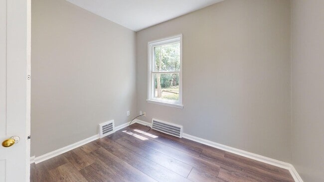 Building Photo - W.130th-Bellaire neighborhood, updated 3 b...