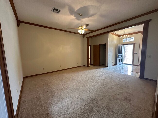 Building Photo - 4 Bed, 2.5 Bath Brick home with 2 car garage