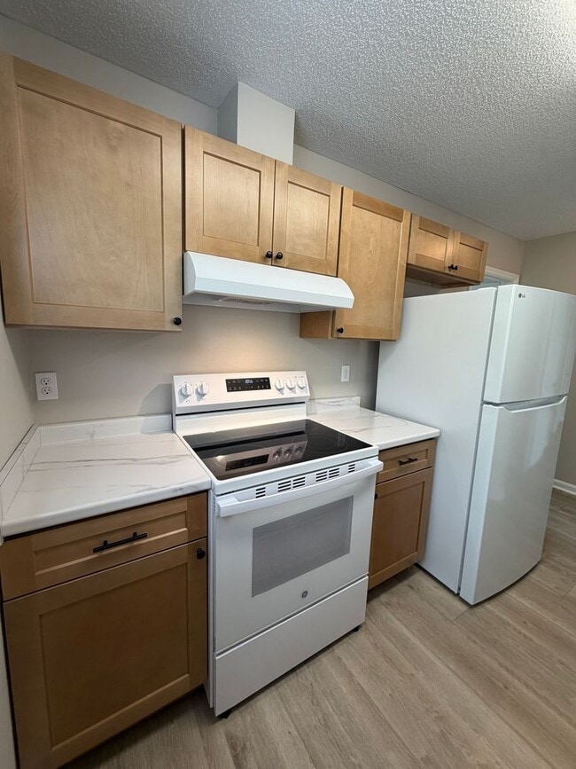 Building Photo - Gorgeous 2/2 newly renovated townhome available now!