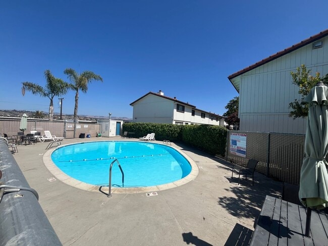 Building Photo - Newly renovated Townhome Grove Heights 1.5...