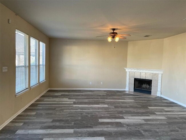 Building Photo - 9215 Pioneer Forest Dr
