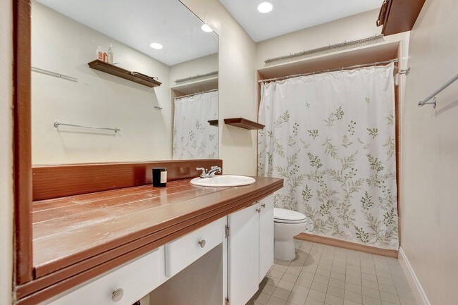 Building Photo - 3040 NE 16th Ave