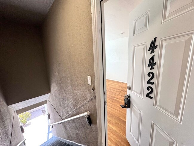 Building Photo - An apartment with character! Hardwood floors, built-ins - TOP FLOOR - 1 Bed / 1 Bath!