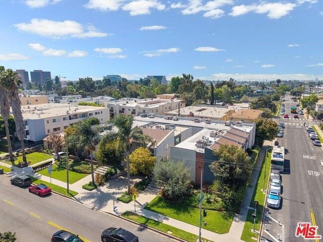 Building Photo - 1805 S Barrington Ave