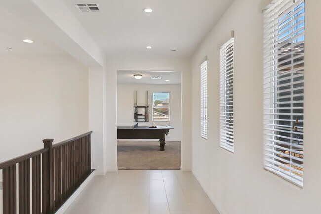Building Photo - Stunning 5 Bed, 4 Full Baths And 2 Half Ba...