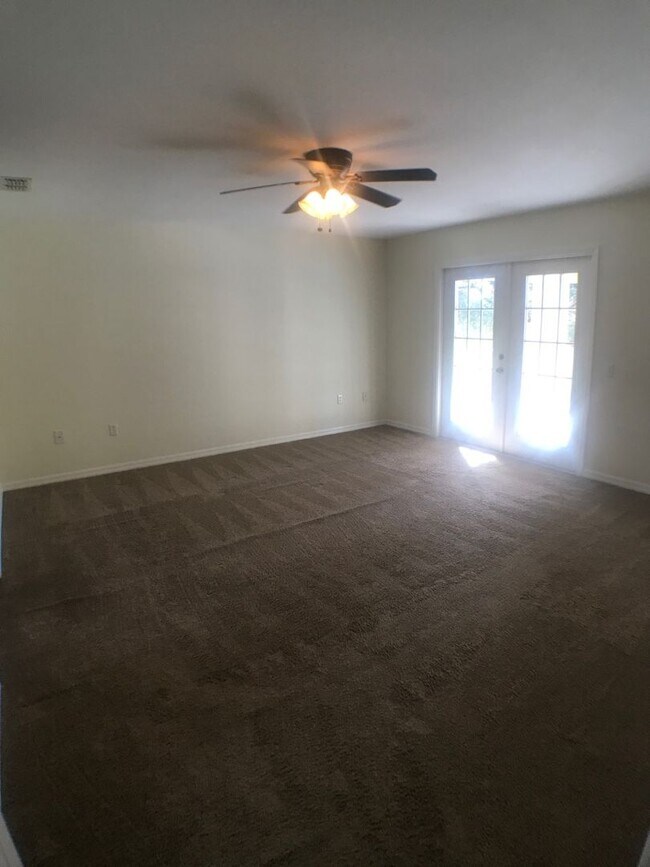 Building Photo - Great 4 bedroom pool home in gated community