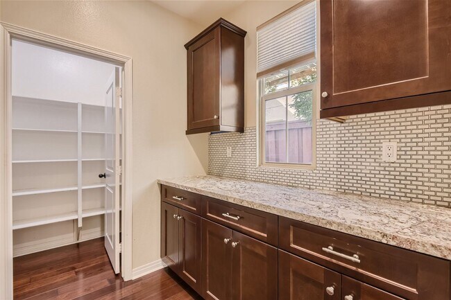 Building Photo - Don't miss out on this 4 Bedroom/ 4.5 Bath...