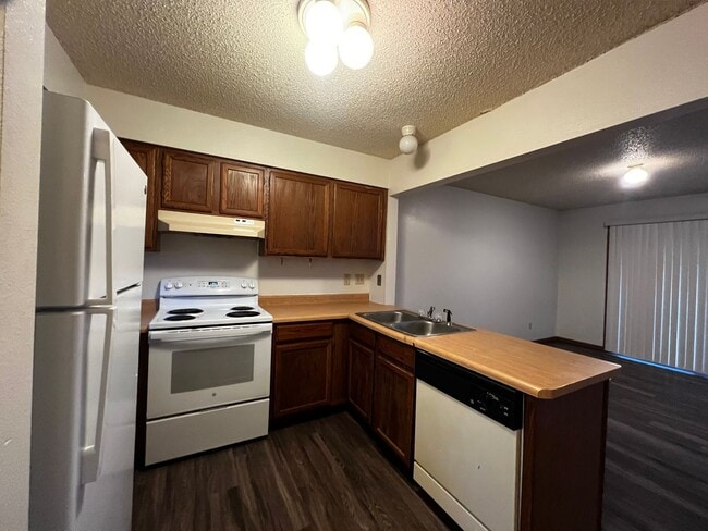 Building Photo - 731 Westwinds Dr