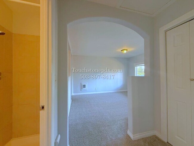 Building Photo - Brentwood-Darlington 2 Bed Apartment with Classic Charm and Parking