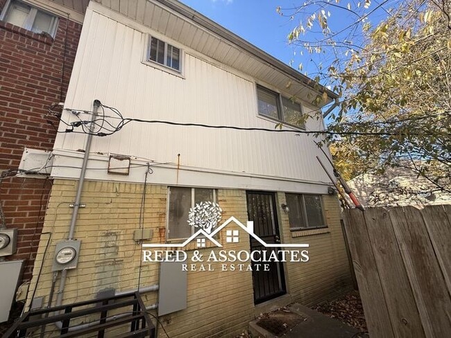 Building Photo - 2-Story Duplex Located Near UofM!