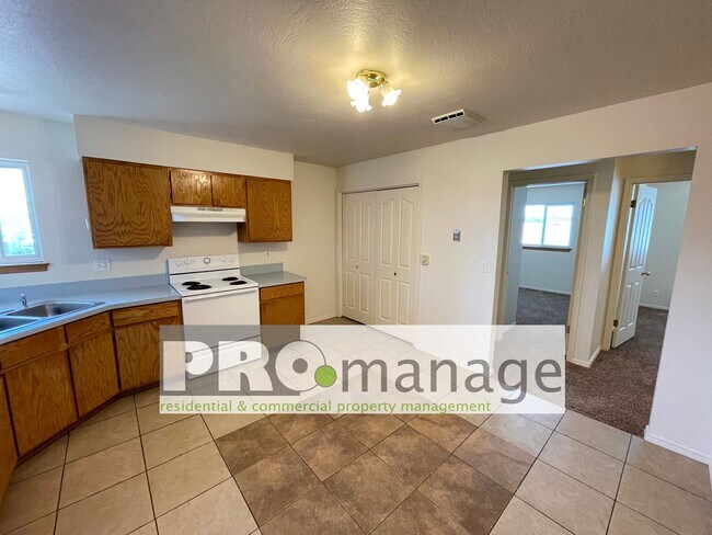 Building Photo - 3 Bed, 1 Bath Apartment w/ 1-Car Garage - Idaho Falls