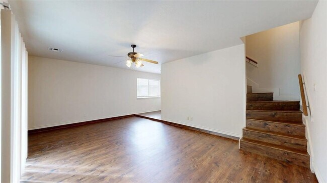 Building Photo - 1915 Pine Tree Dr