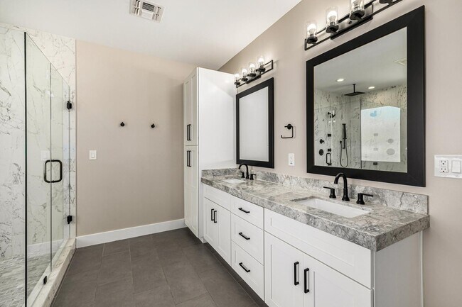 Building Photo - 3821 E Devonshire Ave