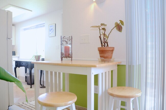 Building Photo - 208 27th Ave E