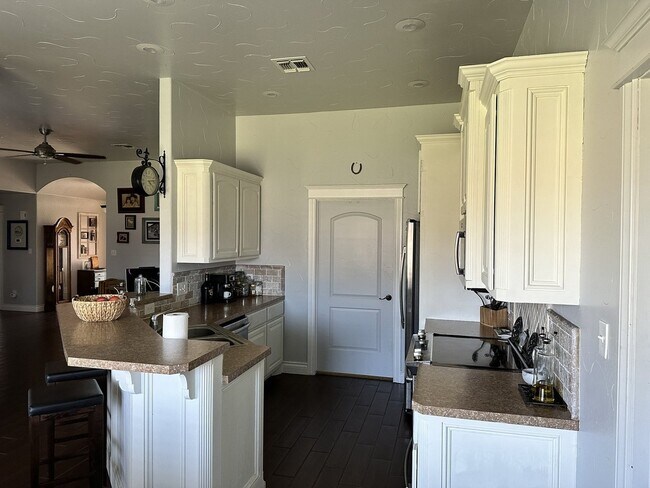 Building Photo - 1205 Alma Dr