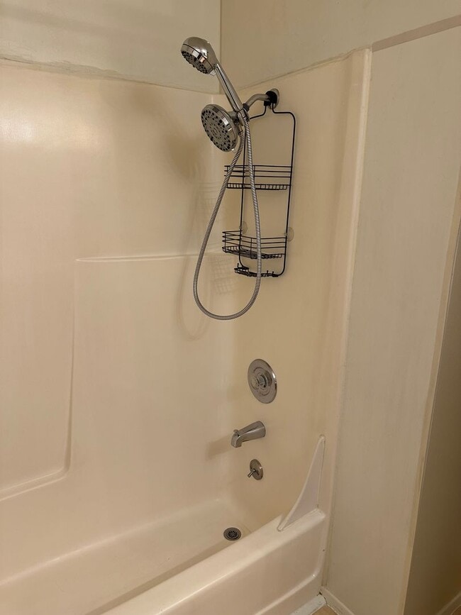 Building Photo - Updated 2 bed 1 bath dulpex in Springfield!