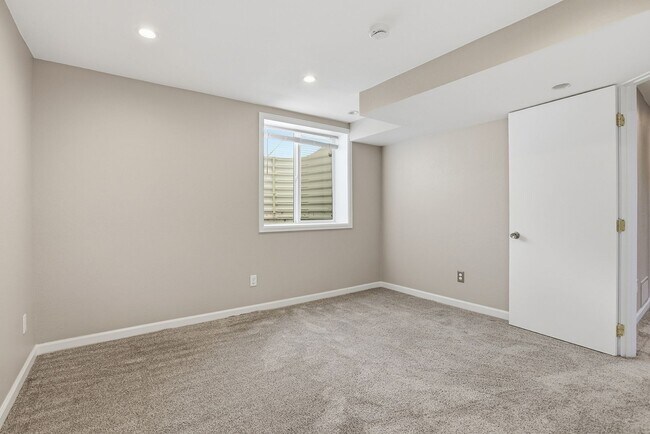 Building Photo - 5 bedroom, 3 bath home in desirable Arvada neighborhood.