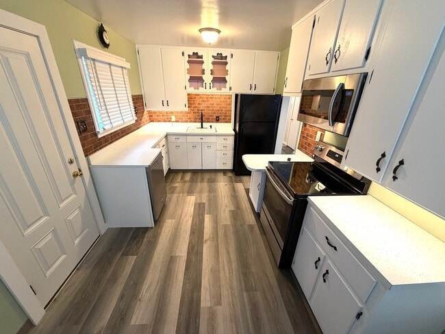 Building Photo - 3 Bed 1 Bath Single Family Home W/ Fully Fenced Yard and Garage!