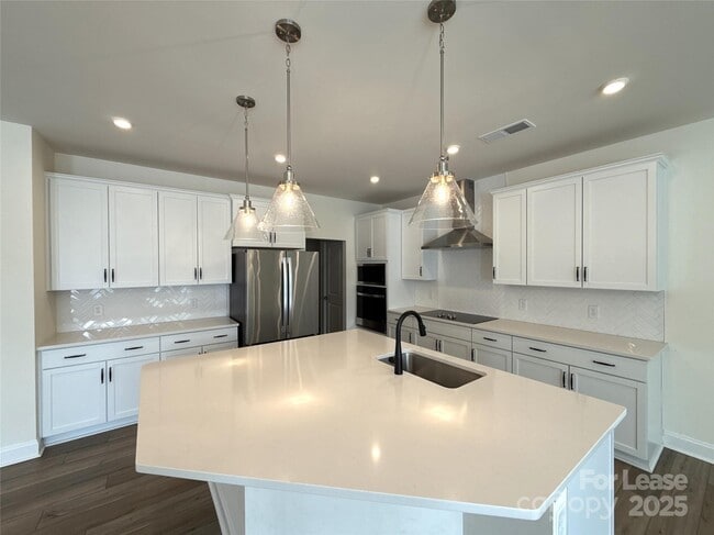 Building Photo - 6032 Mariemont Cir