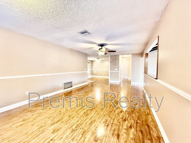 Building Photo - 2381 Timbercrest Cir W