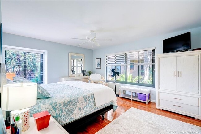 Building Photo - 233 NE Edgewater Dr