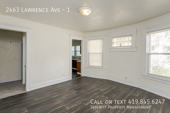 Building Photo - 2463 Lawrence Ave