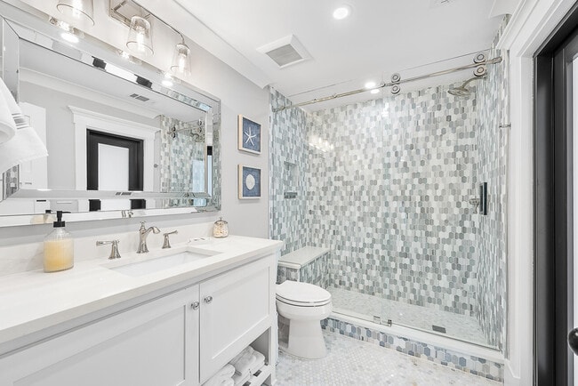 Building Photo - 355 Center St