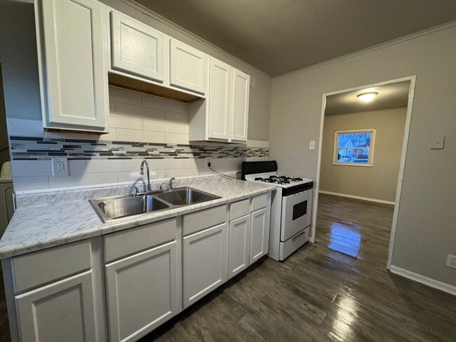 Building Photo - Modern 3Bedroom 1 Bath One-Level Home