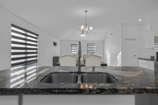 Building Photo - 5428 Encanto Dr