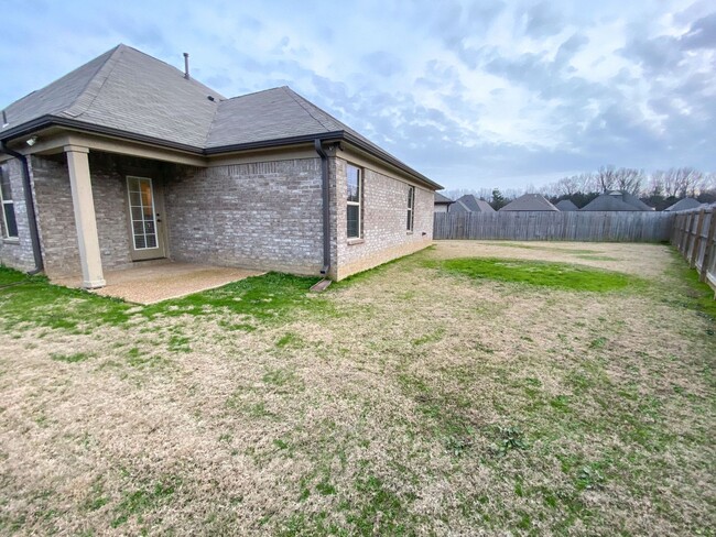 Building Photo - 4 bed 2 bath in Cordova w/ granite counter...