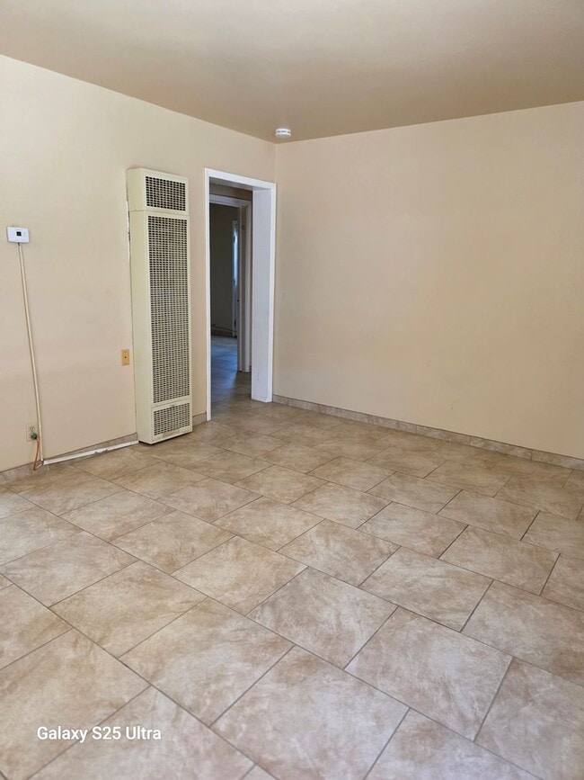 Building Photo - Clean THREE Bedroom Home