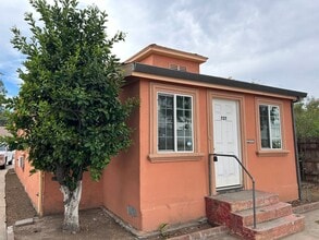 Building Photo - Spacious 2 Bed 2 Bath Close to Downtown