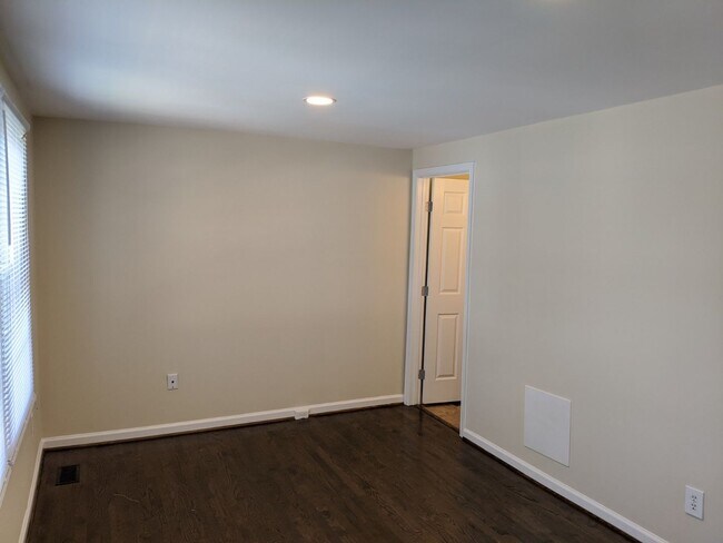 Building Photo - Renovated townhouse in established neighbo...