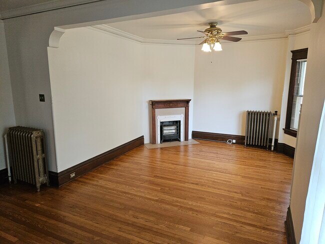 Building Photo - 1900 E Newberry Blvd