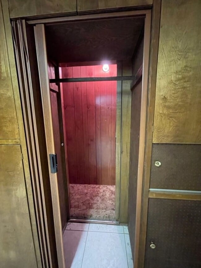 Building Photo - Farm House Living MOVE IN SPECIAL