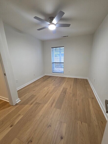 Building Photo - 920 Memorial Dr SE
