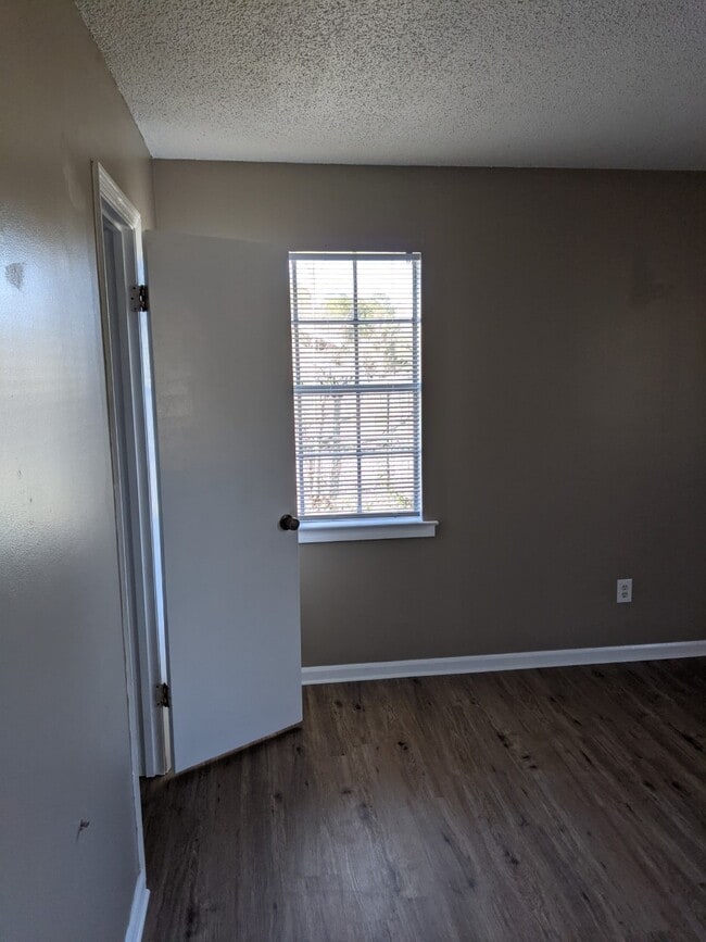 Building Photo - 2203 Glen Haven Dr