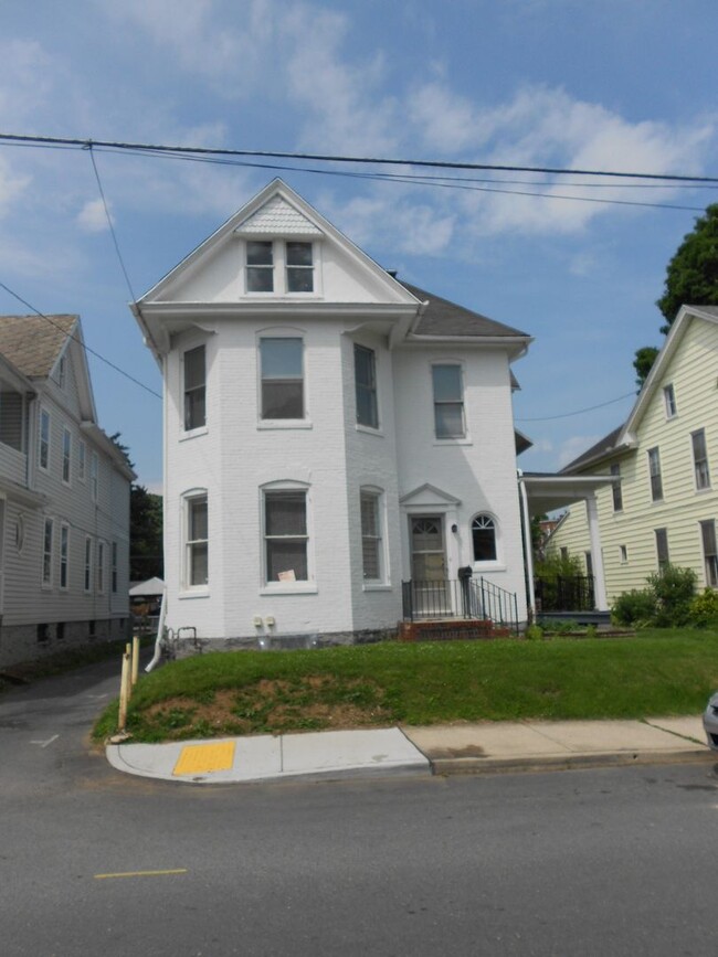 Primary Photo - 217 W. Second St