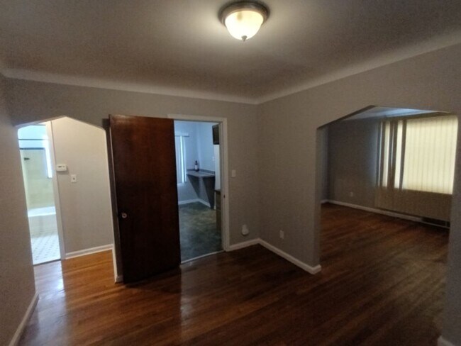Building Photo - 3 bedroom/1.5 bath now available! $1300/mo!