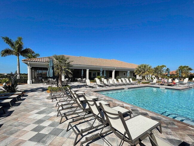 Building Photo - 2 bedroom, 2 bathroom attached villa home in Islandwalk!