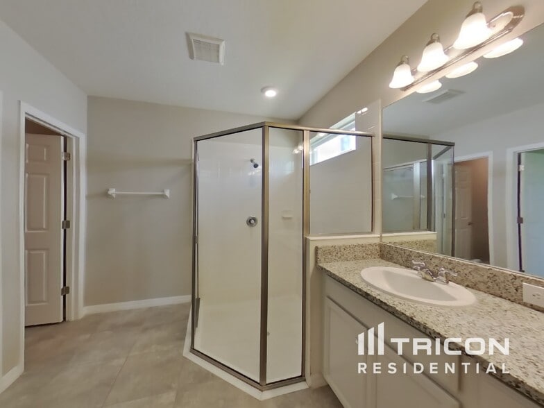 Building Photo - 13439 Palmera Vista Dr