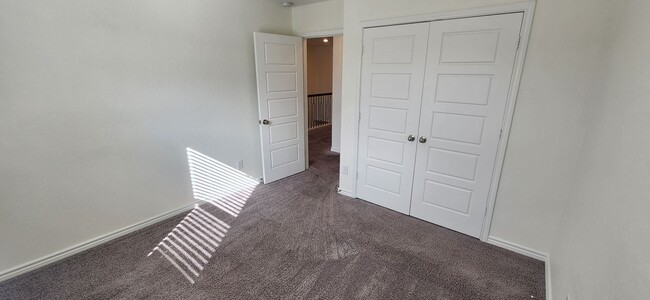 Building Photo - 5-Bedroom 3-Bathroom Home Walking distance to USAA and just mins from Medical Center and UTSA