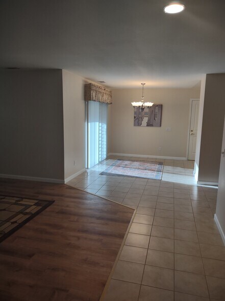 Building Photo - 1061 Mountain View Dr
