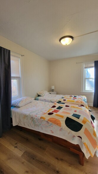 Building Photo - 922 6th St